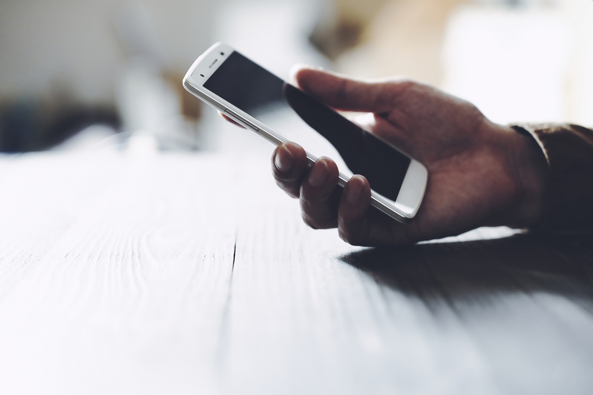 スマホを持つ手