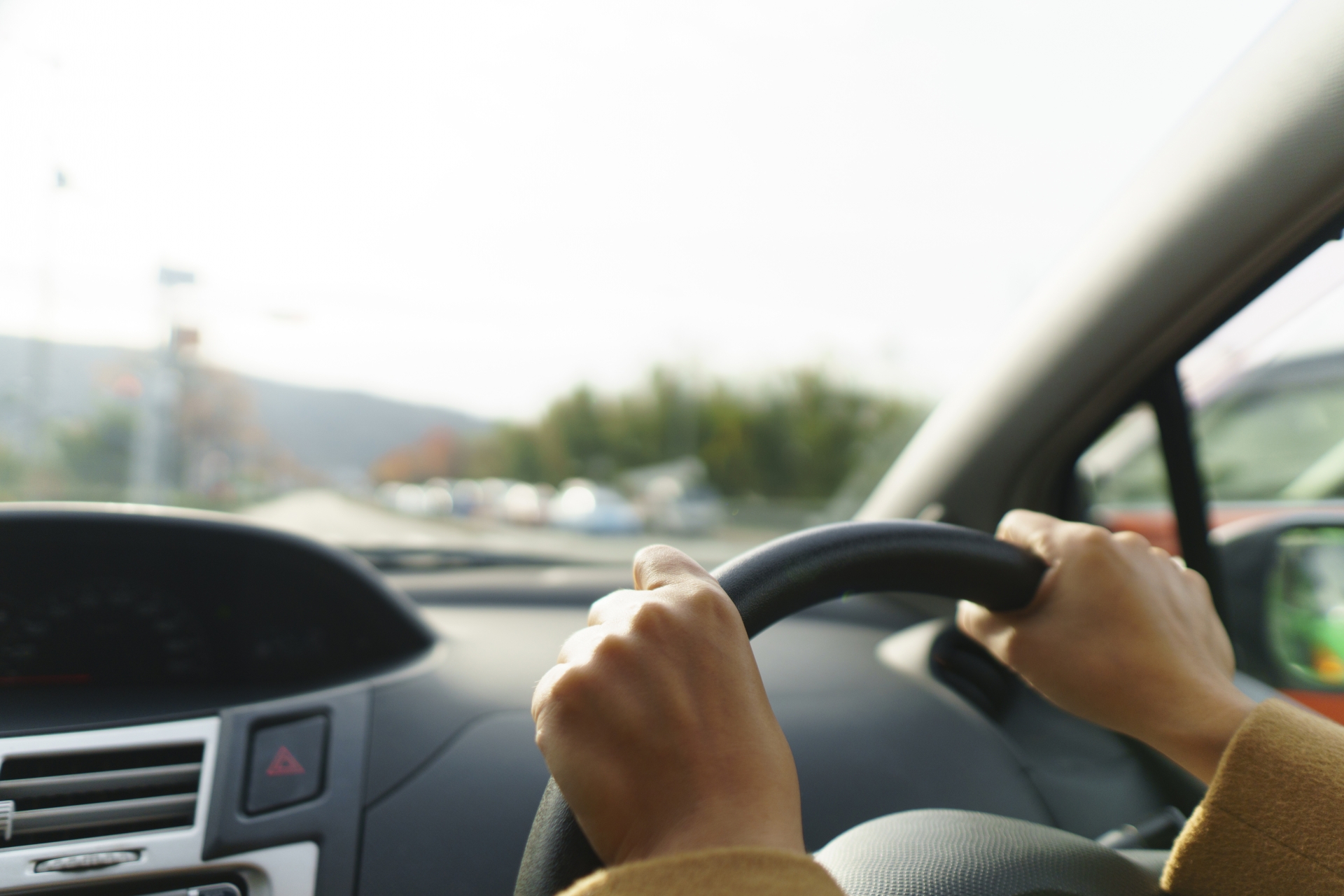 車を運転する人物