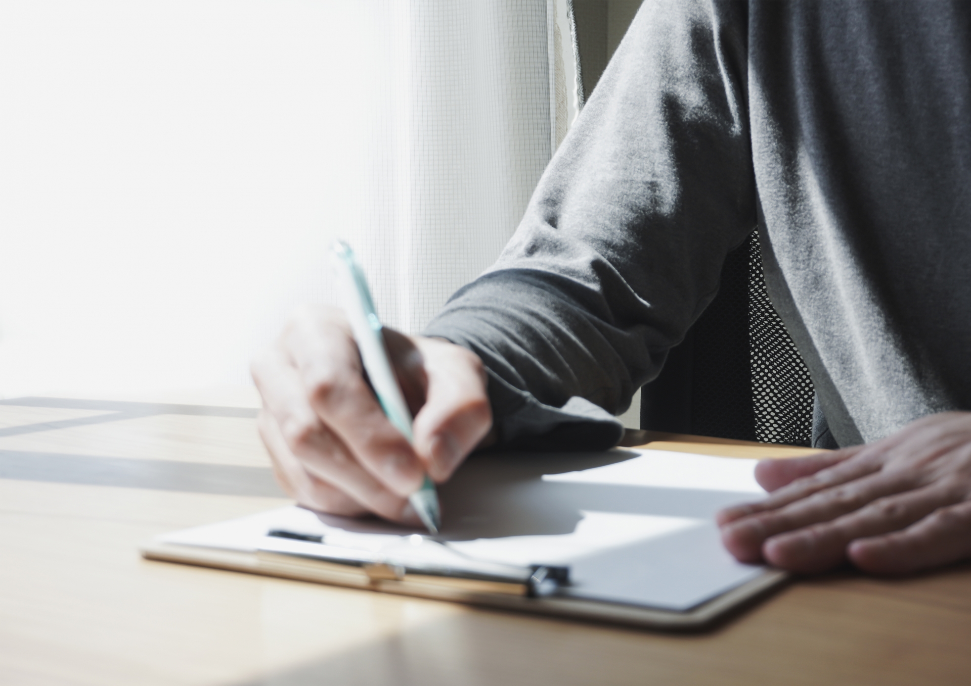 売買契約書を記入する人物