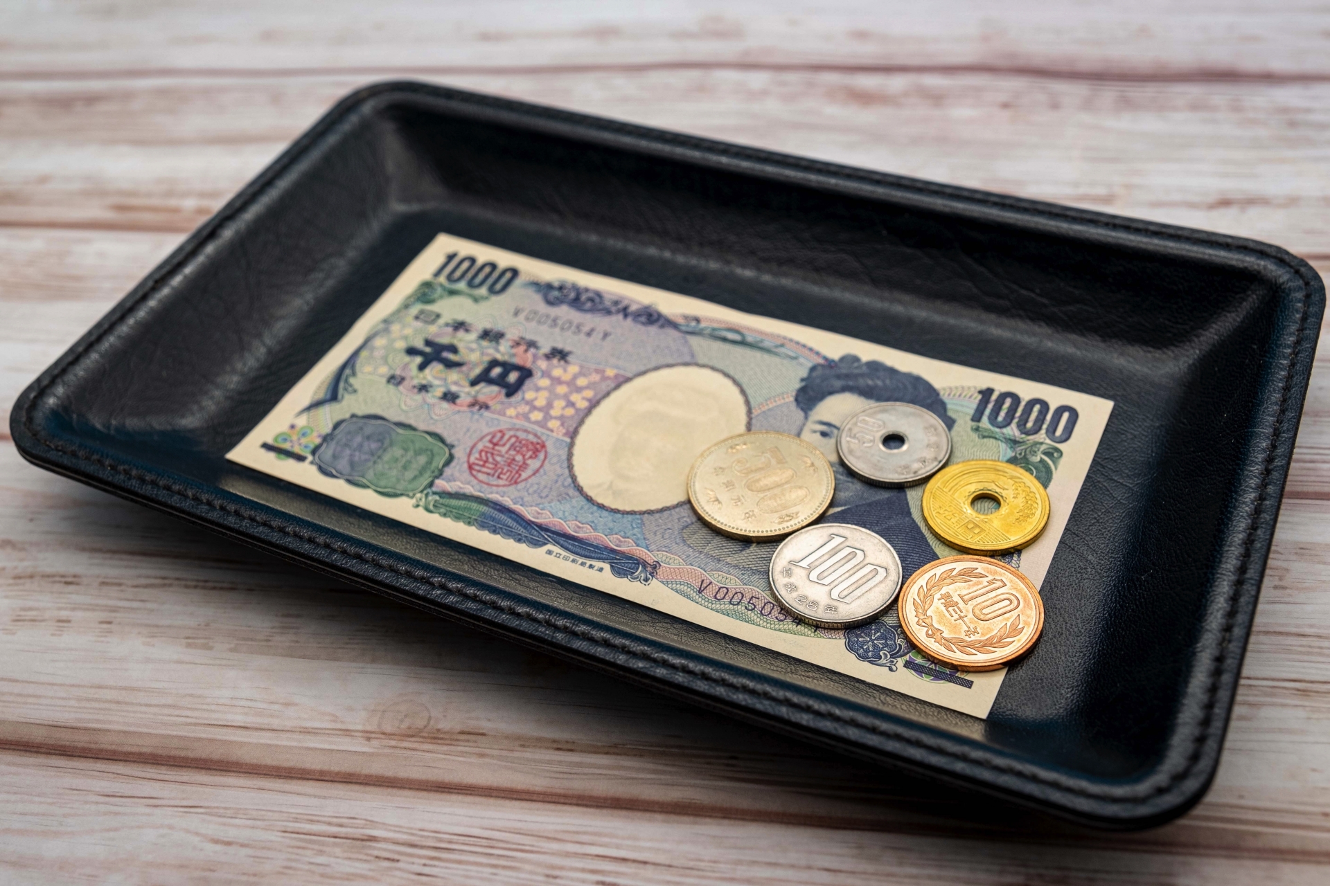 トレーに置かれたお金