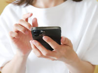 スマホを持つ手