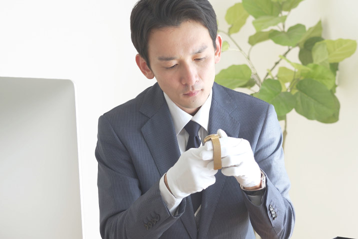 査定を行う男性