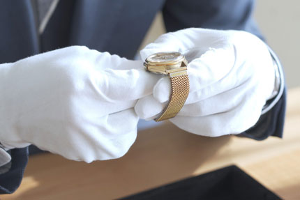 腕時計を査定する男性