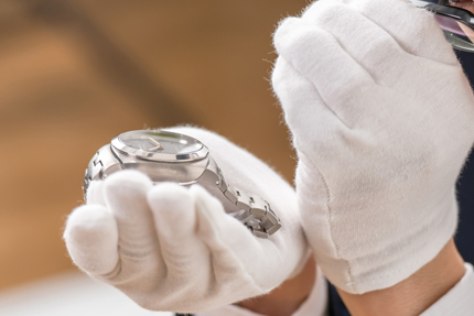 腕時計を査定する男性