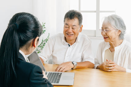 生前整理を考える老夫婦